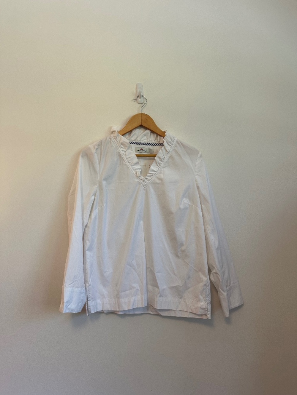 Vineyard Vines Ruffle Collar V-Neck Cotton Poplin Shirt | Size Medium